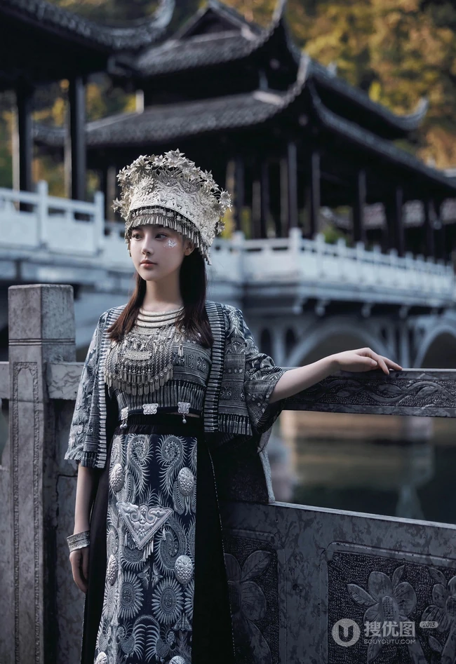 苗族服饰女生，气质网红女生民族风服饰穿搭别有一番风姿写真套图