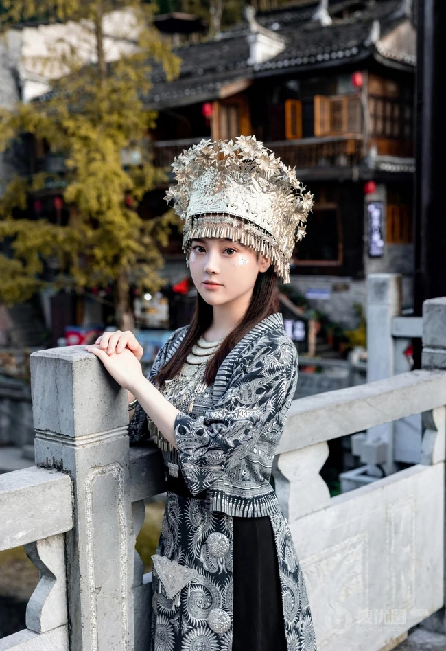 苗族服饰女生，气质网红女生民族风服饰穿搭别有一番风姿写真套图