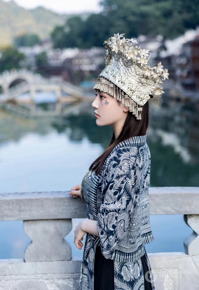 苗族服饰女生，气质网红女生民族风服饰穿搭别有一番风姿写真套图