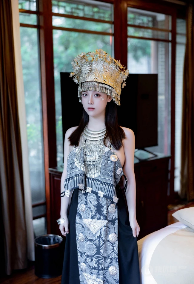 苗族服饰女生，气质网红女生民族风服饰穿搭别有一番风姿写真套图