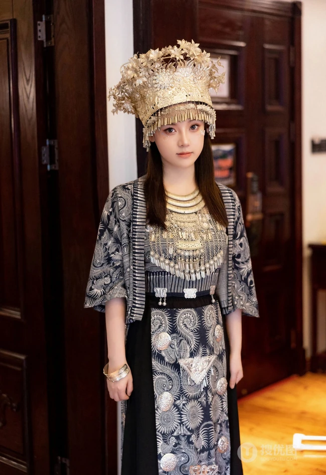 苗族服饰女生，气质网红女生民族风服饰穿搭别有一番风姿写真套图