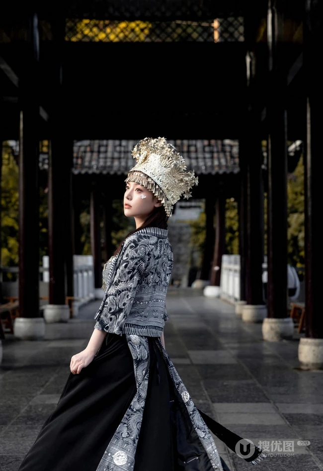 苗族服饰女生，气质网红女生民族风服饰穿搭别有一番风姿写真套图