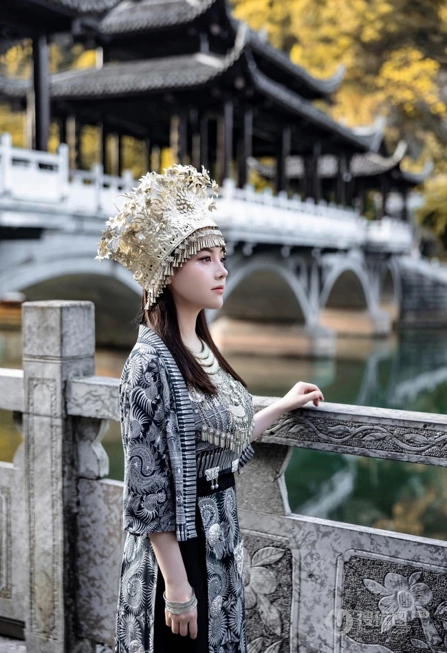 苗族服饰女生，气质网红女生民族风服饰穿搭别有一番风姿写真套图