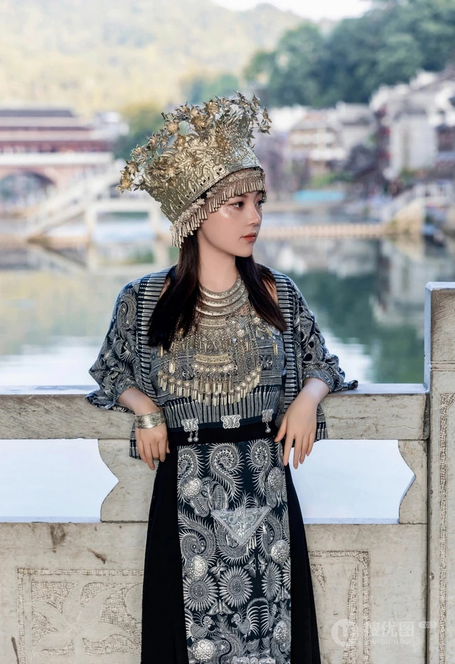 苗族服饰女生，气质网红女生民族风服饰穿搭别有一番风姿写真套图