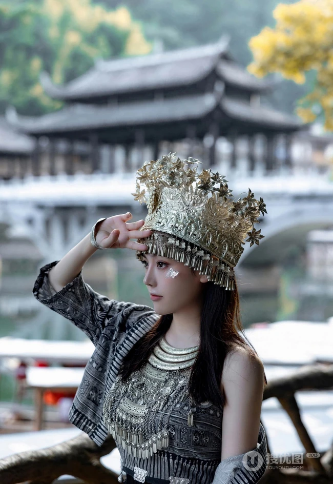 苗族服饰女生，气质网红女生民族风服饰穿搭别有一番风姿写真套图