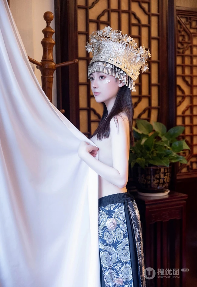 苗族服饰女生，气质网红女生民族风服饰穿搭别有一番风姿写真套图