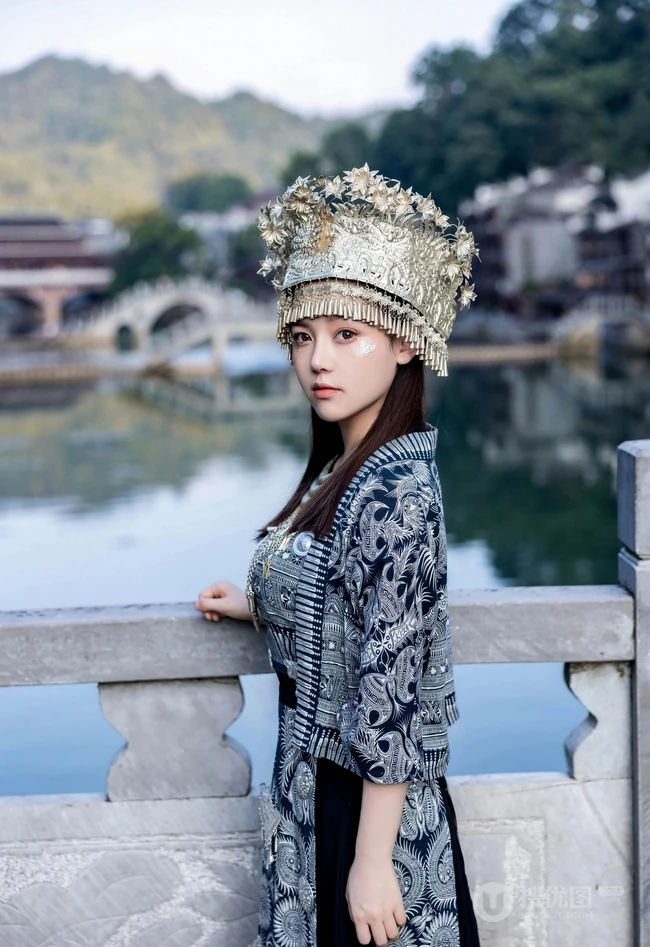 苗族服饰女生，气质网红女生民族风服饰穿搭别有一番风姿写真套图