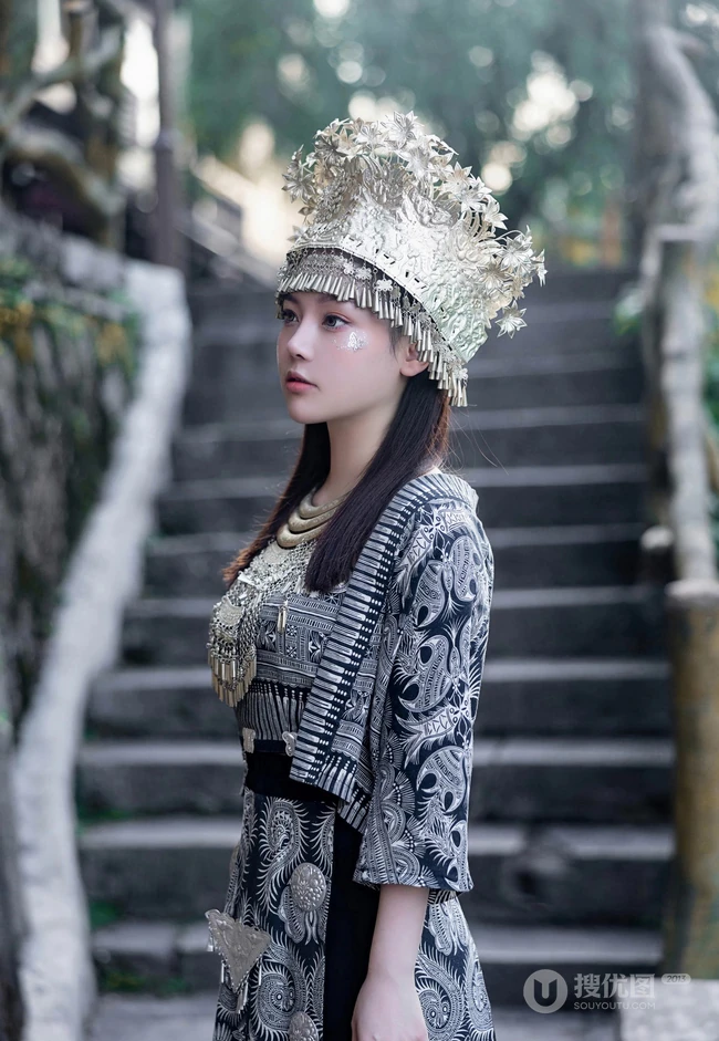 苗族服饰女生，气质网红女生民族风服饰穿搭别有一番风姿写真套图