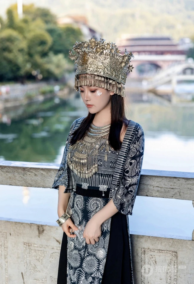 苗族服饰女生，气质网红女生民族风服饰穿搭别有一番风姿写真套图