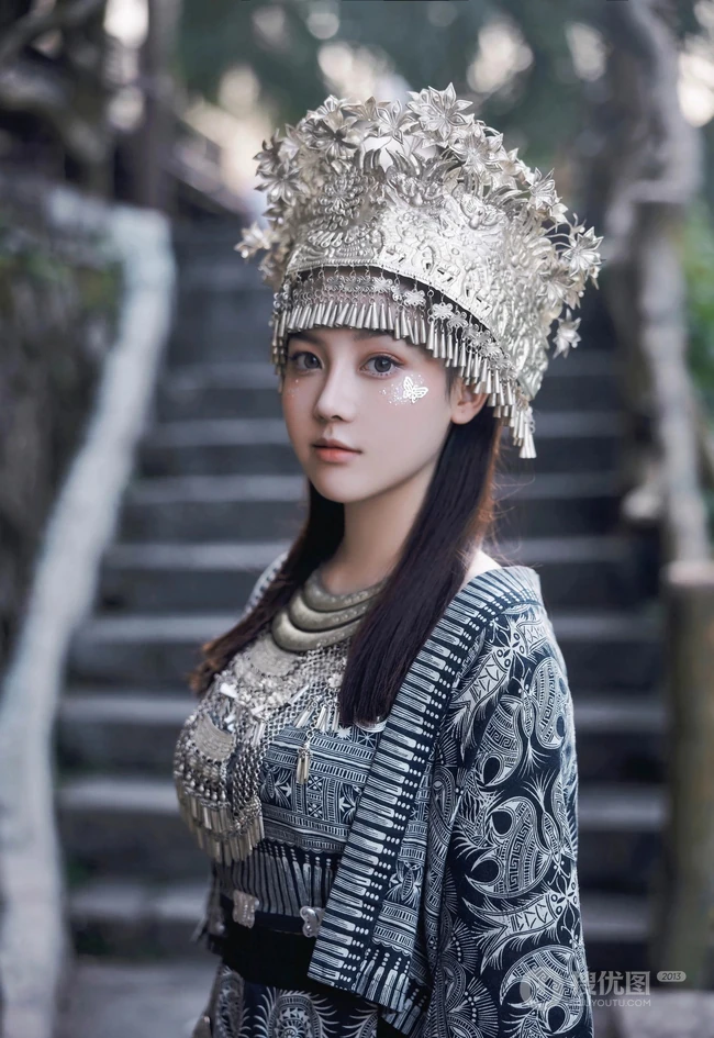 苗族服饰女生，气质网红女生民族风服饰穿搭别有一番风姿写真套图