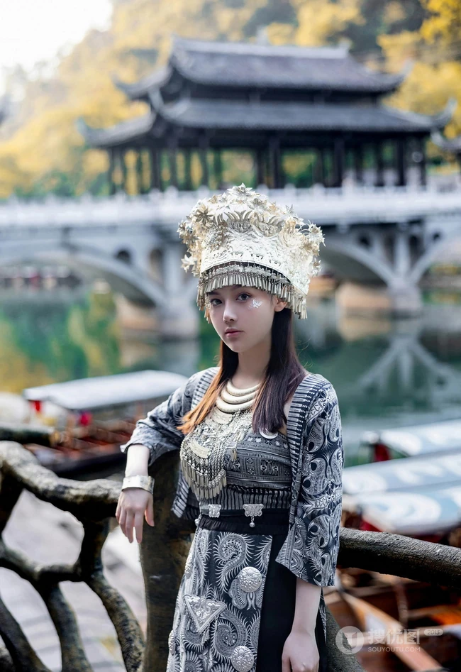 苗族服饰女生，气质网红女生民族风服饰穿搭别有一番风姿写真套图