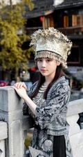 苗族服饰女生，气质网红女生民族风服饰穿搭别有一番风姿写真套图