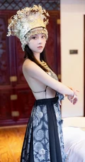苗族服饰女生，气质网红女生民族风服饰穿搭别有一番风姿写真套图