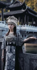 苗族服饰女生，气质网红女生民族风服饰穿搭别有一番风姿写真套图