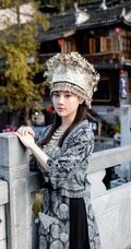 苗族服饰女生，气质网红女生民族风服饰穿搭别有一番风姿写真套图