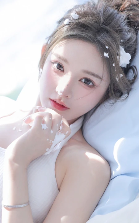男友视觉，躺在床上，含情脉脉看着你的青春丸子头美女高清手机壁纸