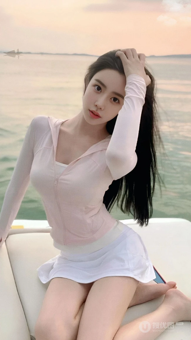 跪坐在快艇游轮上，撩着长发的防风紧身衣短裙美腿大漂亮美女手机壁纸照片