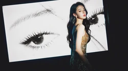 新疆美女迪丽热巴性感吊带长裙单手托腮写真桌面壁纸图片