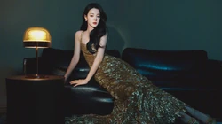新疆美女迪丽热巴性感吊带长裙单手托腮写真桌面壁纸图片