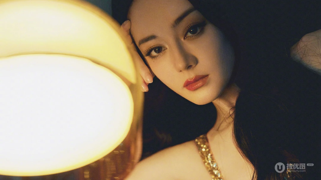 新疆美女迪丽热巴性感吊带长裙单手托腮写真桌面壁纸图片