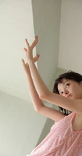 娇小玲珑可爱短发邻家女孩少女夏日背心短裤吃西瓜居家写真美照