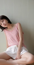 娇小玲珑可爱短发邻家女孩少女夏日背心短裤吃西瓜居家写真美照