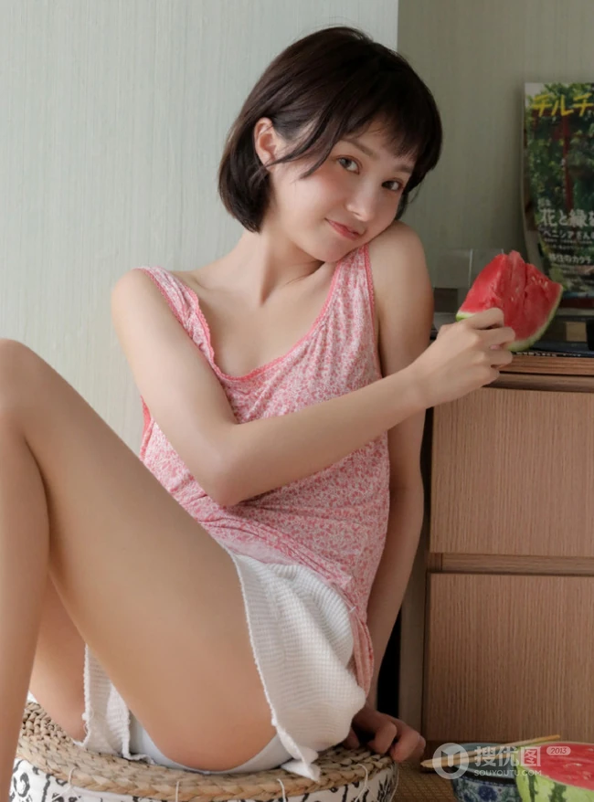 娇小玲珑可爱短发邻家女孩少女夏日背心短裤吃西瓜居家写真美照