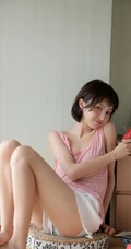 娇小玲珑可爱短发邻家女孩少女夏日背心短裤吃西瓜居家写真美照