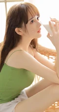 浅粉肌肤气质女生绿色紧身肩带礼裙家居服加白色短裤喝牛奶写真室内照