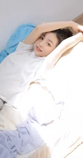 丸子头发型漂亮可人女生身着白色T恤加灰色短裤居家暖房甜美写真照