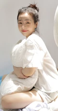 丸子头发型漂亮可人女生身着白色T恤加灰色短裤居家暖房甜美写真照