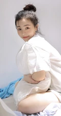 丸子头发型漂亮可人女生身着白色T恤加灰色短裤居家暖房甜美写真照