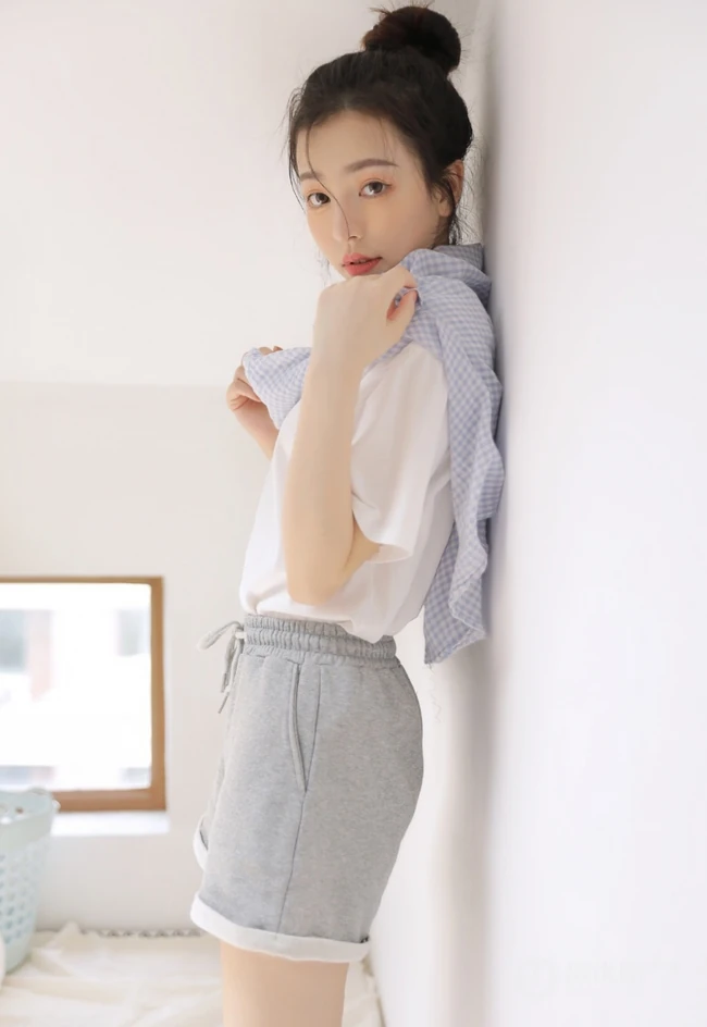 丸子头发型漂亮可人女生身着白色T恤加灰色短裤居家暖房甜美写真照