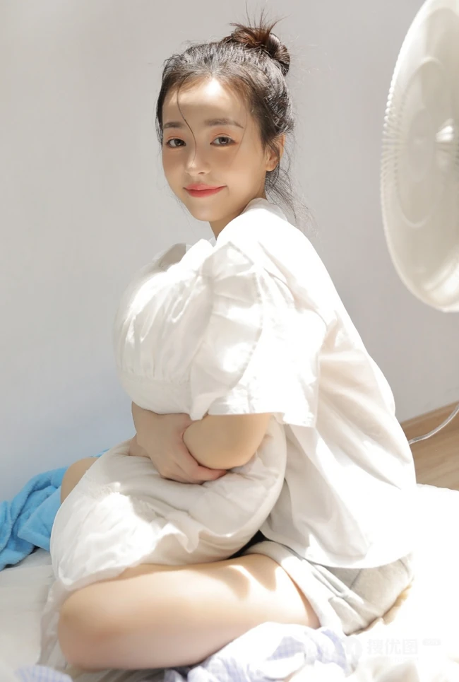 丸子头发型漂亮可人女生身着白色T恤加灰色短裤居家暖房甜美写真照