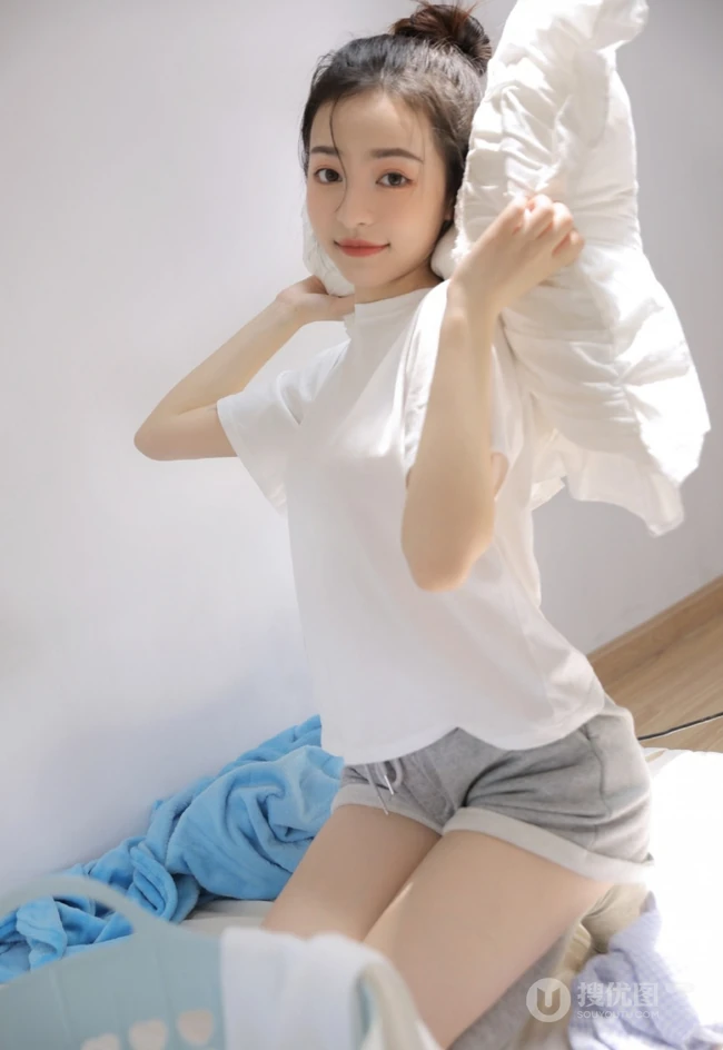 丸子头发型漂亮可人女生身着白色T恤加灰色短裤居家暖房甜美写真照