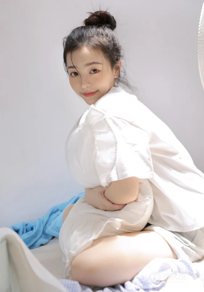 丸子头发型漂亮可人女生身着白色T恤加灰色短裤居家暖房甜美写真照