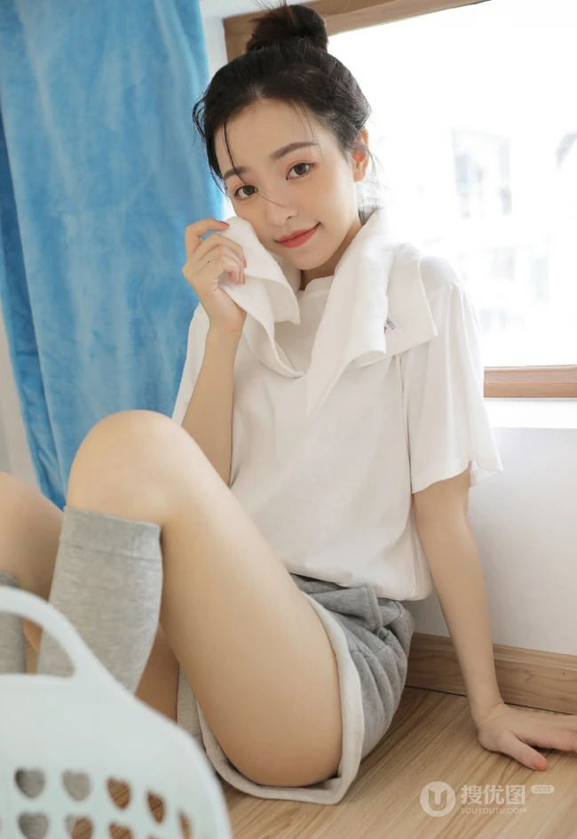 丸子头发型漂亮可人女生身着白色T恤加灰色短裤居家暖房甜美写真照