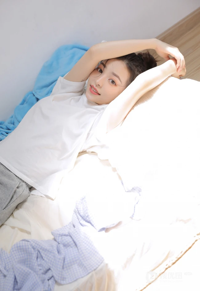 丸子头发型漂亮可人女生身着白色T恤加灰色短裤居家暖房甜美写真照