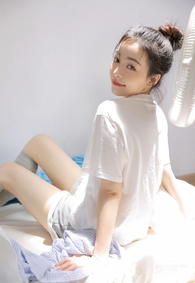 丸子头发型漂亮可人女生身着白色T恤加灰色短裤居家暖房甜美写真照