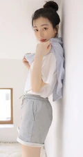 丸子头发型漂亮可人女生身着白色T恤加灰色短裤居家暖房甜美写真照
