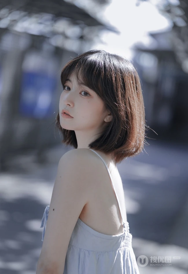 超漂亮好看的女生小姐姐写真，白皙浅粉的肌肤和利落的短发加上动人笑容，一看就喜欢