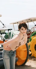 祝绪丹壁纸，美女祝绪丹性感紧身牛仔裤穿搭海边旅拍写真手机壁纸套图