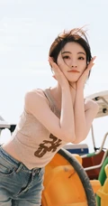 祝绪丹壁纸，美女祝绪丹性感紧身牛仔裤穿搭海边旅拍写真手机壁纸套图