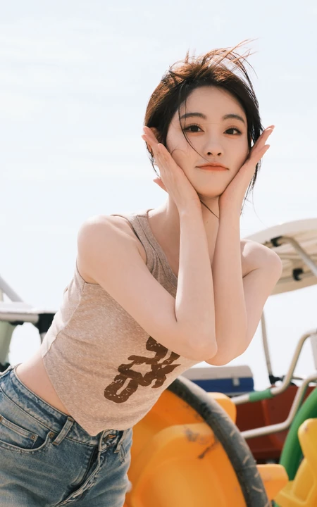 祝绪丹壁纸，美女祝绪丹性感紧身牛仔裤穿搭海边旅拍写真手机壁纸套图