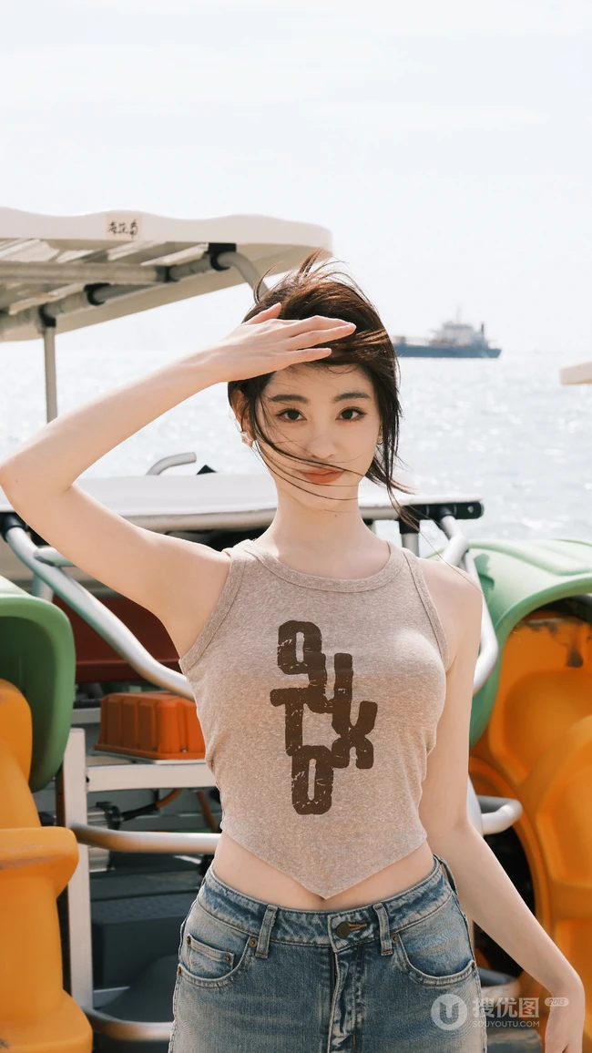祝绪丹壁纸，美女祝绪丹性感紧身牛仔裤穿搭海边旅拍写真手机壁纸套图