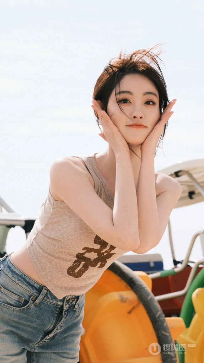 祝绪丹壁纸，美女祝绪丹性感紧身牛仔裤穿搭海边旅拍写真手机壁纸套图