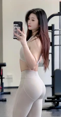 健身房里正拿手机自拍的气质，漂亮，线条，大屁股女生小姐姐照片图集