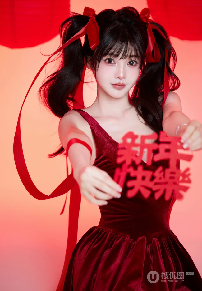 2024新年少女，高颜值超漂亮双马尾辫少女肩带红裙红飘带新年写真套图