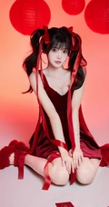 2024新年少女，高颜值超漂亮双马尾辫少女肩带红裙红飘带新年写真套图