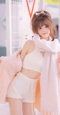 浅粉可爱少女，手拿粉色相机，穿着粉嘟嘟毛衣的可爱女生街拍写真图片